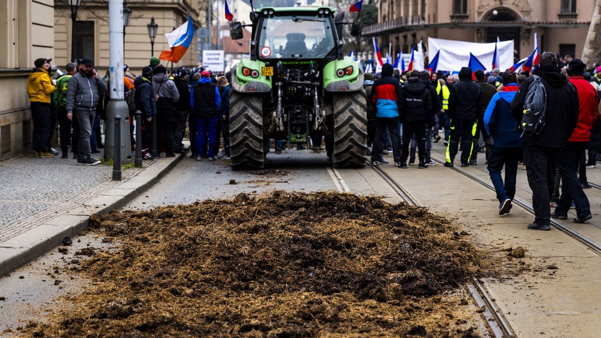 Protest zemědělců končí, traktory míří domů. Policie musela zasahovat